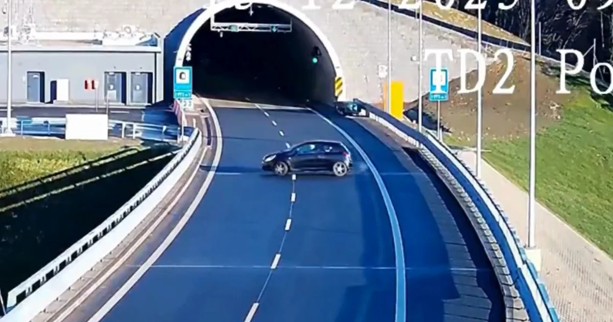 Na drodze ekspresowej S1, tuż przed tunelem TD2 w okolicach Węgierskiej Górki (woj. śląskie), doszło w poniedziałek do bardzo niebezpiecznego incydentu. Kierowca zatrzymał samochód, zawrócił i rozpoczął jazdę pod prąd, stwarzając poważne zagrożenie dla siebie i innych uczestników ruchu. Drogowcy apelują - "tunel drogowy to nie escape room".