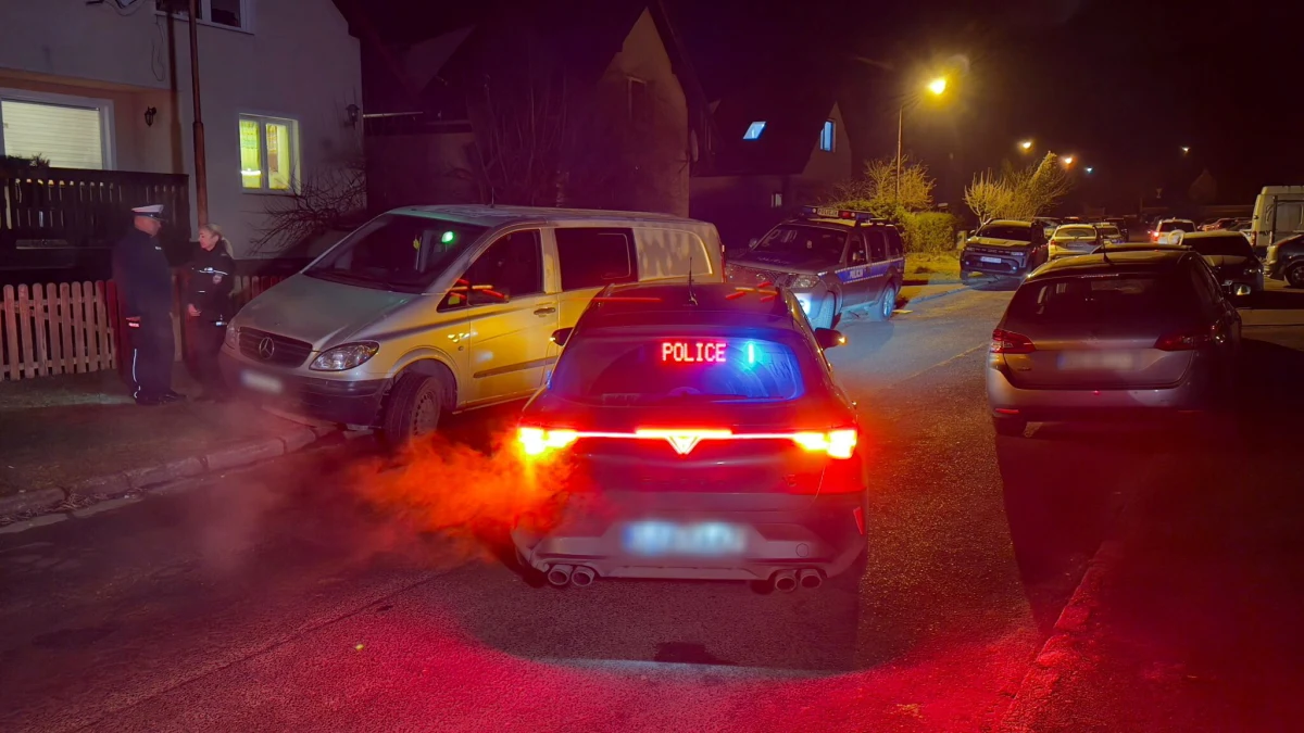 Prokuratura wszczęła śledztwo w sprawie odnalezienia zwłok 12-latki na jeleniogórskim Zabobrzu. Ciało znajdowało się na skwerze 200 metrów od szkoły, w której uczyła się dziewczynka. Zabezpieczanie śladów trwało do późnych godzin wieczornych. Wstępne ustalenia wskazują na zabójstwo dziewczynki. 