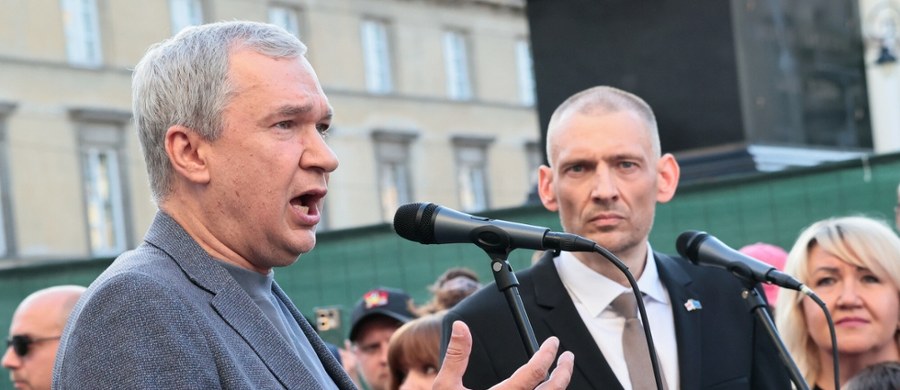 "Na żywo obserwujemy, jak Łukaszenka handluje ludźmi. Faktycznie żywym towarem" - powiedział Paweł Łatuszka, lider białoruskiej opozycji w Polsce, wiceszef Białoruskiego Opozycyjnego Zjednoczonego Gabinetu Przejściowego. "Łukaszenka faktycznie szantażuje. Uważa, że jest silniejszy. Jeżeli Unia Europejska chce się temu przeciwstawić, to powinna wykazywać jedność. Powinna być jeszcze mocniejsza presja na reżim Łukaszenki" – ocenił gość Tomasza Terlikowskiego w programie Radia RMF 24. 