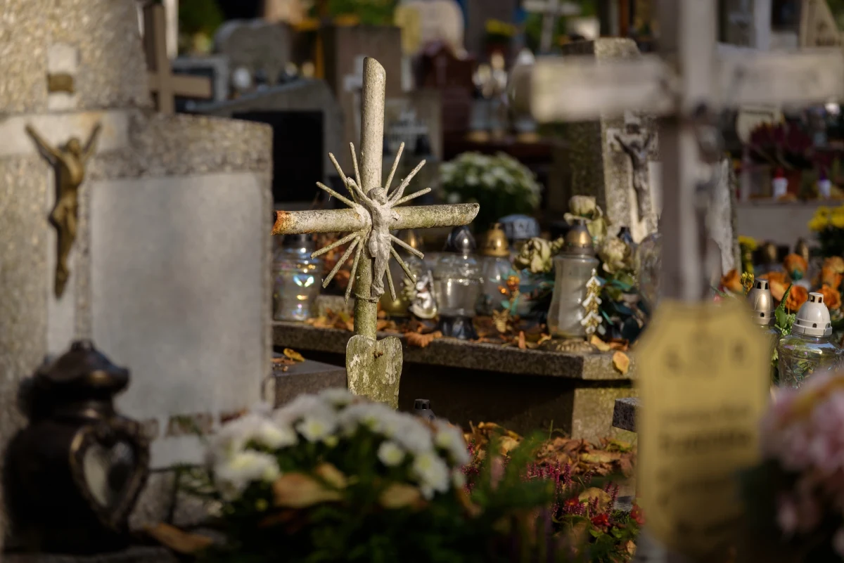 ​Na zakopiańskim cmentarzu komunalnym odbyła się w poniedziałek zbiorowa ceremonia pochówku 48 dzieci martwo urodzonych. Uroczystość, zorganizowana przez Miejski Ośrodek Pomocy Społecznej, stała się ważnym momentem wsparcia dla rodzin dotkniętych stratą oraz symbolicznym przełamaniem społecznego milczenia wokół żałoby po utraconych dzieciach.