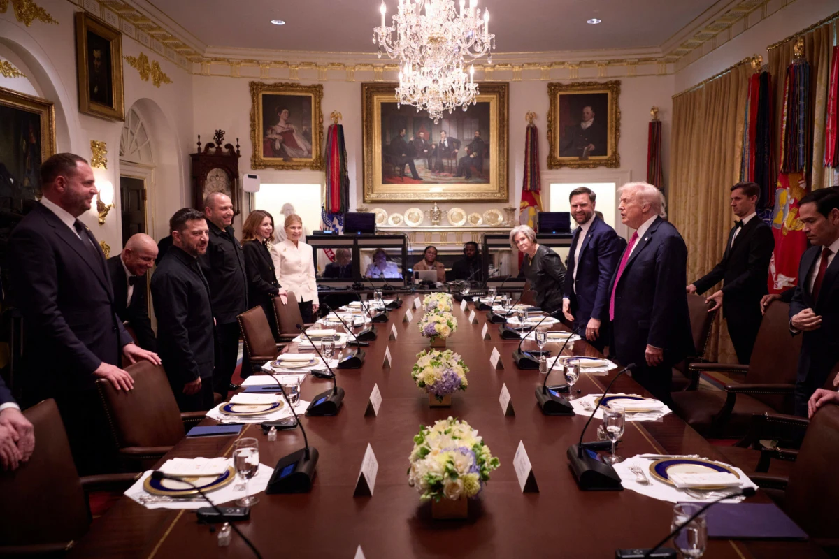 Według doniesień portalu Axios, już w najbliższy weekend w Miami może dojść do kolejnej rundy rozmów pomiędzy Ukrainą a Stanami Zjednoczonymi w sprawie zakończenia wojny i gwarancji bezpieczeństwa dla Kijowa. Amerykańscy urzędnicy potwierdzają postępy, ale wciąż pozostają poważne rozbieżności dotyczące kwestii terytorialnych. Informację o możliwym spotkaniu jeszcze w tym tygodniu potwierdził także Wołodymyr Zełenski, który zapowiedział, co się stanie, jeśli Rosja zignoruje wysiłki na rzecz zakończenia wojny.