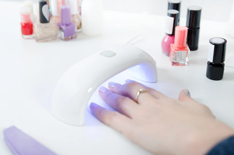 Robiłam hybrydę w domu latami. Ten błąd niszczył mój manicure