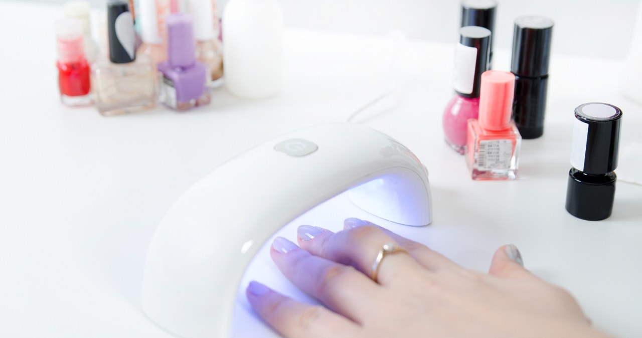 Robiłam hybrydę w domu latami. Ten błąd niszczył mój manicure