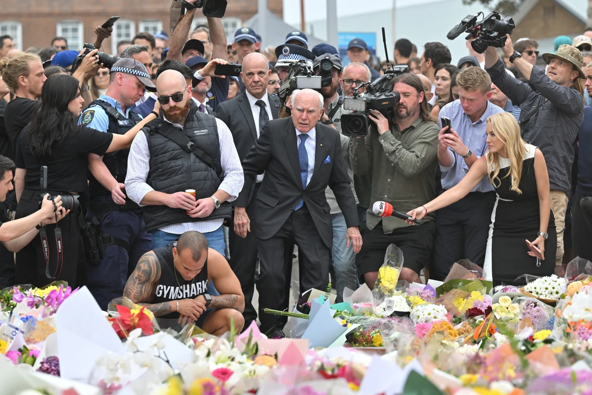 ​Komisarz australijskiej policji Krissi Barrett na konferencji prasowej przekazała nowe informacje w sprawie zamachu na plaży w Sydney, w którym zginęło 15 osób. "Domniemani sprawcy ataku terrorystycznego na społeczność żydowską w Sydney inspirowali się ideologią dżihadystycznej organizacji Państwo Islamskie (ISIS), a nie religią" - oświadczyła we wtorek.