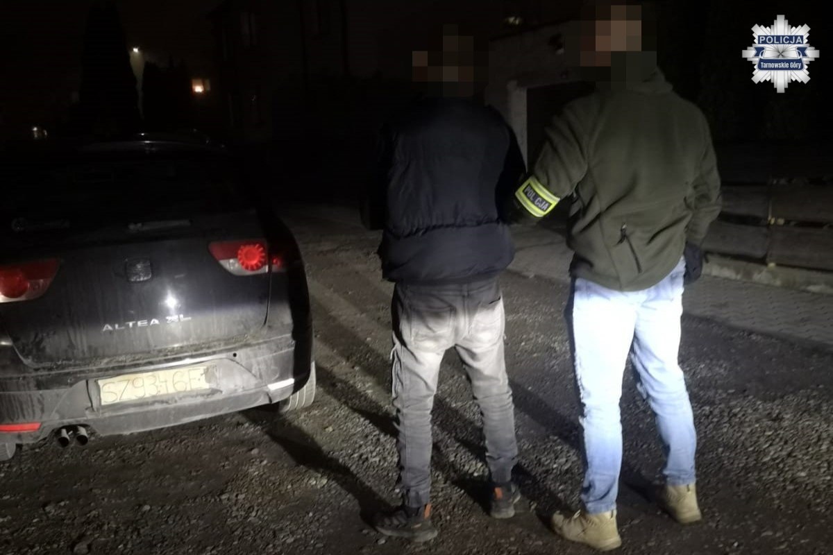 Jechał samochodem z kartonową tablicą rejestracyjną i pod wpływem narkotyków