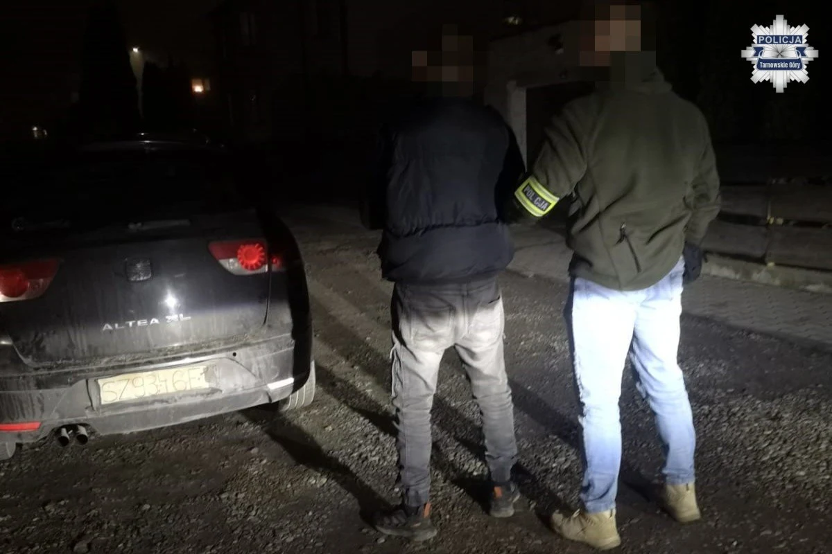 Policjanci z Tarnowskich Gór (Śląskie) zatrzymali mężczyznę, który kierował pojazdem pod wpływem środków odurzających i złamał aż 3 sądowe zakazy ich prowadzenia. Ich uwagę zwróciła kartonowa tablica rejestracyjna, na której mazakiem napisał numery. 