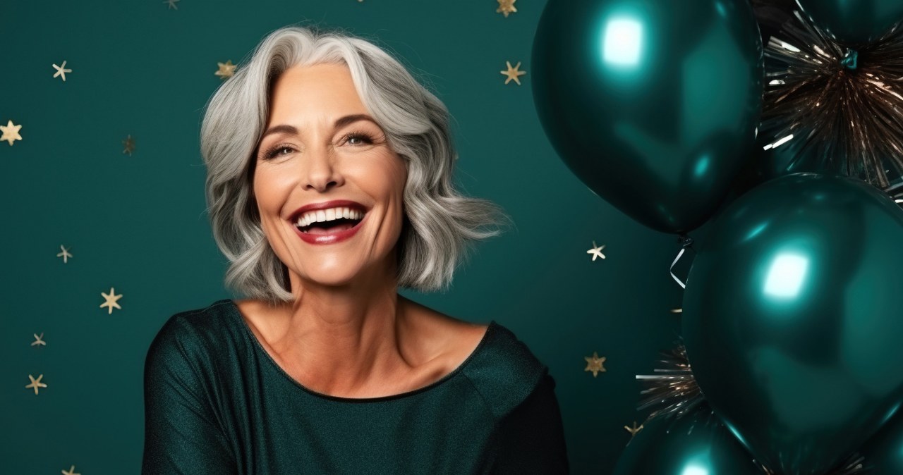 Proste i eleganckie fryzury na siwych włosów. Olśnisz wszystkich na bazie