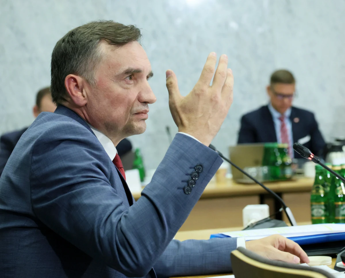 Paszport Zbigniewa Ziobry został unieważniony decyzją wojewody mazowieckiego - poinformował szef MSWiA Marcin Kierwiński. Wnioskowała o to Prokuratura Krajowa, w której śledztwie Ziobro jest podejrzany o nadużycia dotyczące Funduszu Sprawiedliwości.