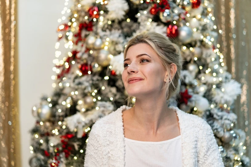 Makijaż odmładzający na święta. Proste triki, które odejmują lata