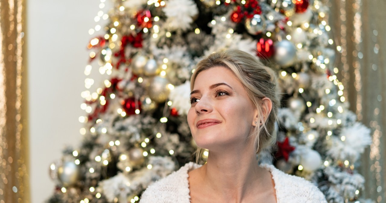 Makijaż odmładzający na święta. Proste triki, które odejmują lata