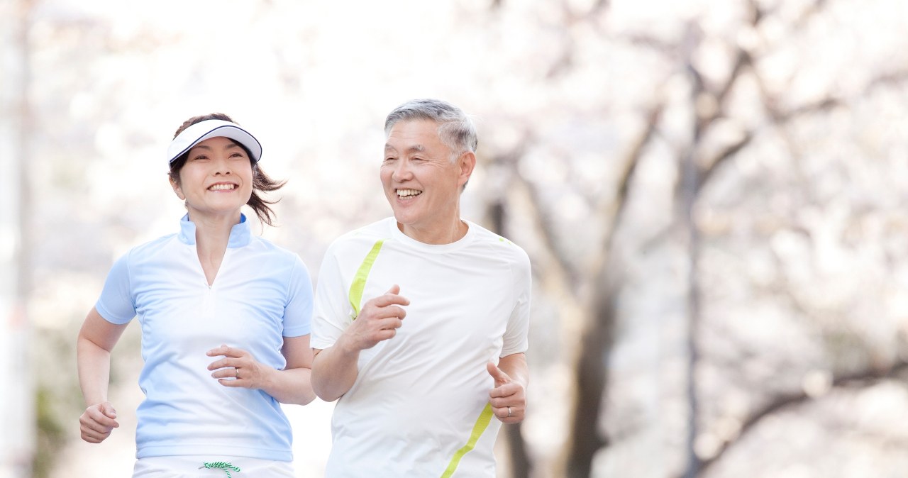 Chodzą do tyłu i mają zdrowsze kolana. Ten trend fitness robi furorę w Azji