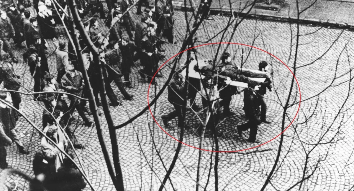 17 grudnia 1970 roku to jeden z najtragiczniejszych dni w historii Gdyni i jedna z najczarniejszych dat w historii Polski. 55 lat temu wojsko i milicja otworzyli ogień w stronę robotników zmierzających ze stacji kolejki SKM do zablokowanej stoczni. Potem broni używano w centrum miasta, gdzie demonstrowali protestujący przeciwko bezwzględności władzy. 55 lat od tragicznego Czarnego Czwartku przypominamy o masakrze, opierając się na oryginalnych nagraniach z grudnia 1970 roku, ale też pytamy o to, co w tej tragicznej historii do dziś jest niewiadomą.