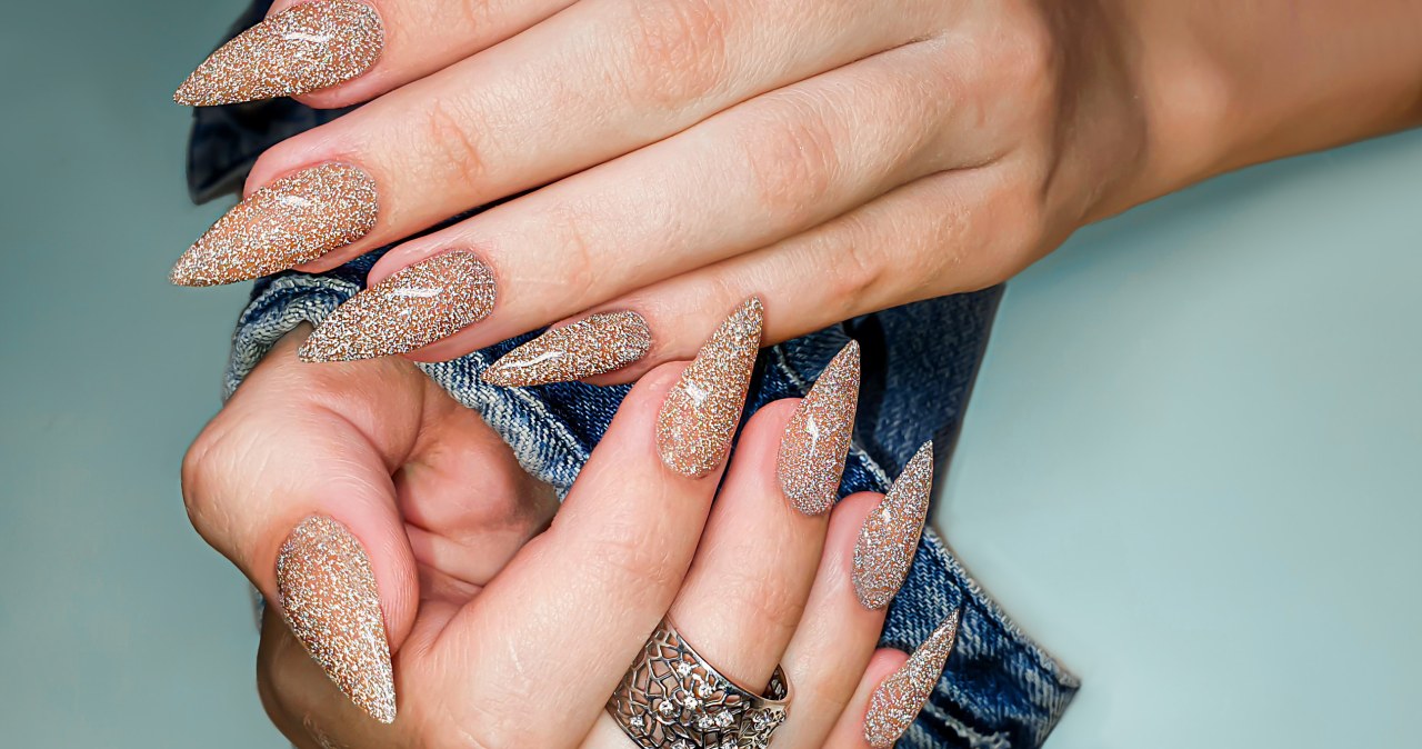 Zbyt chłodny postarzy dłonie. Idealny będzie ten ciepły odcień lakieru