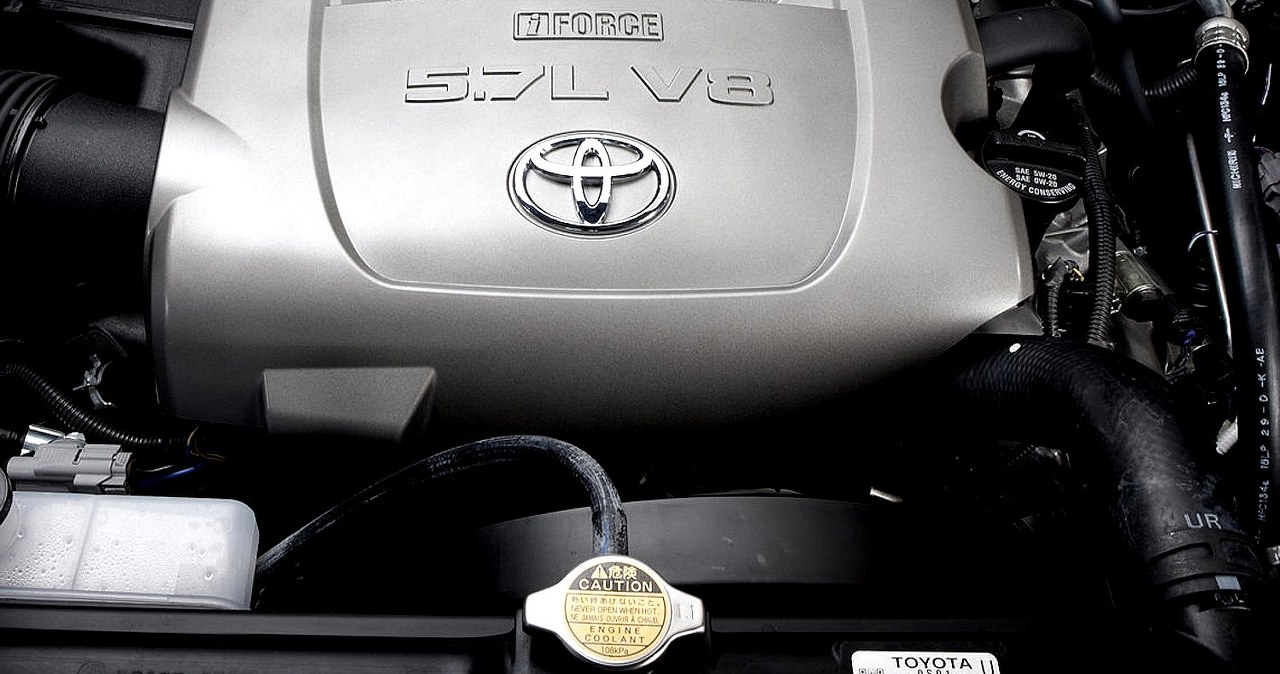 Toyota nie porzuca silników spalinowych. Nowe V8 i R4 turbo