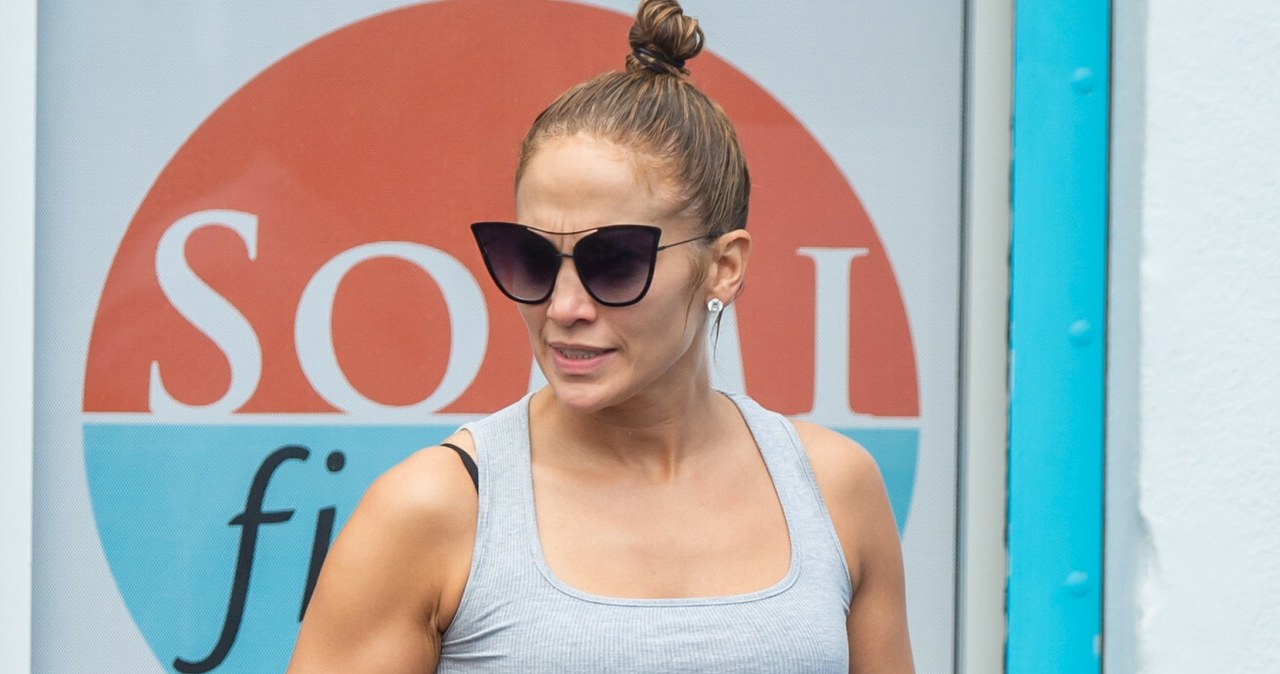 Po 50-tce wciąż zachwyca figurą. Codziennie wykonuje te ćwiczenia