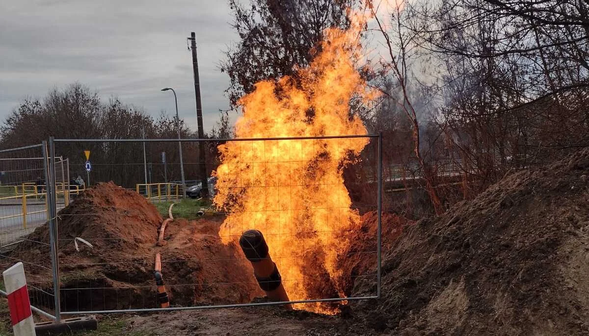 Pożar gazu z uszkodzonego rurociągu w Kunowie koło Ostrowca Świętokrzyskiego. Poszkodowana została jedna osoba - mężczyzna doznał poparzeń okolic twarzy.