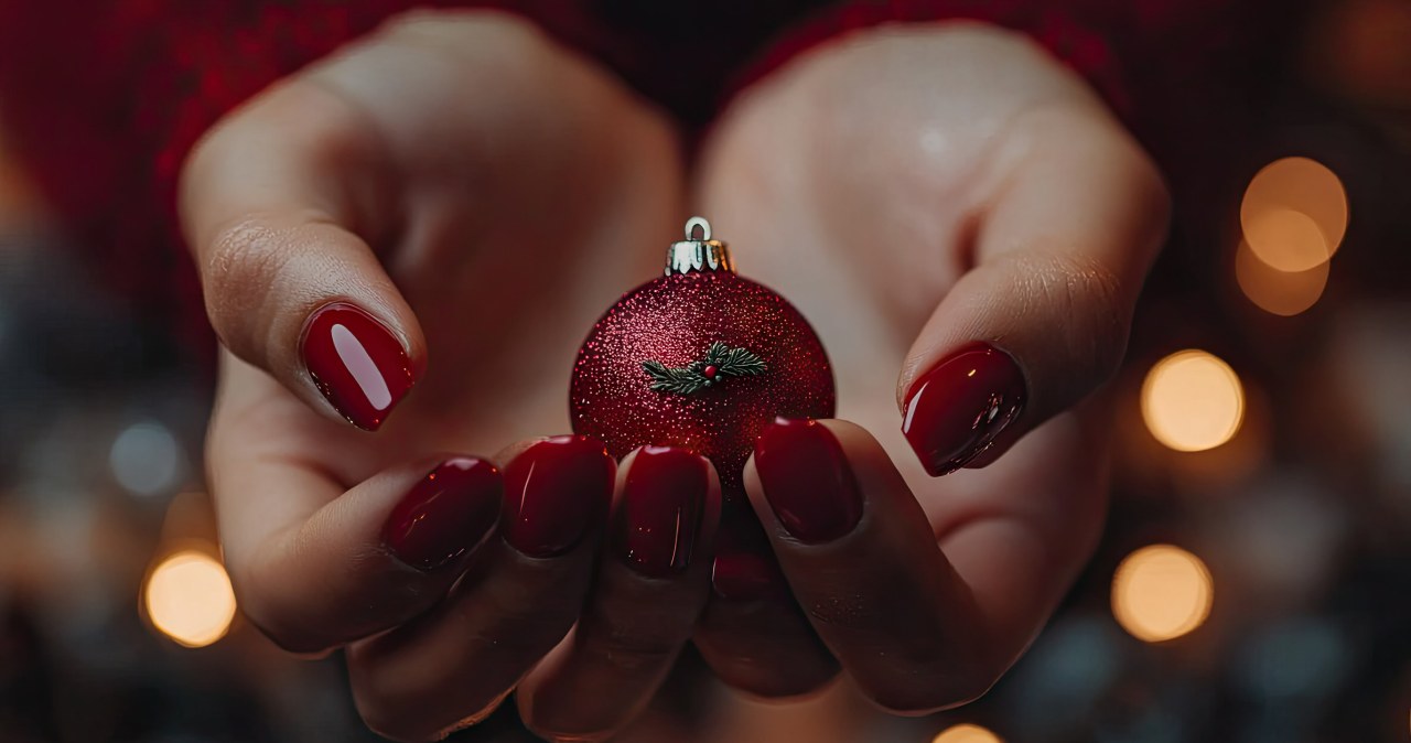 Odświętnie, ale bez przesady. Trzy mocne trendy w zimowym manicure