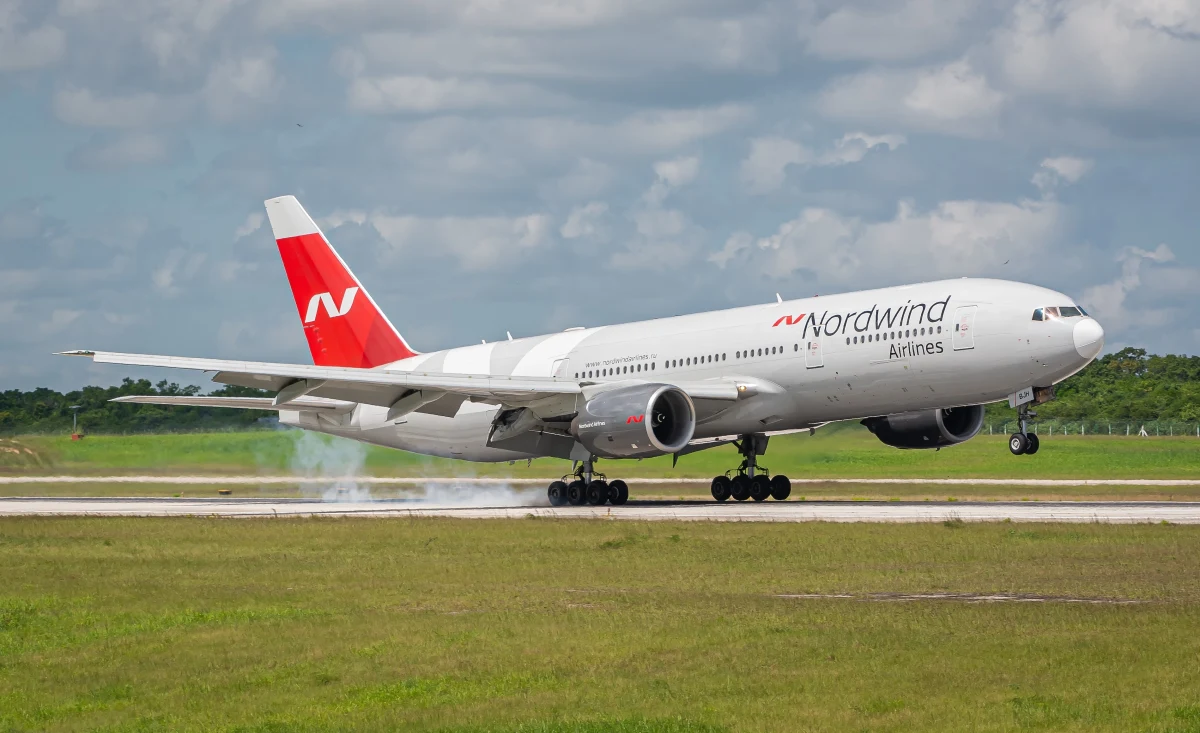 Najpierw w prawym silniku nastąpił "błysk", a potem Boeing 777 wylądował i rozpoczął awaryjne hamowanie - rosyjskie media opisują groźny incydent, do którego doszło na podmoskiewskim lotnisku Szeremietiewo. Na szczęście nikomu nic się nie stało i po kilku godzinach maszyna odleciała na Kubę.