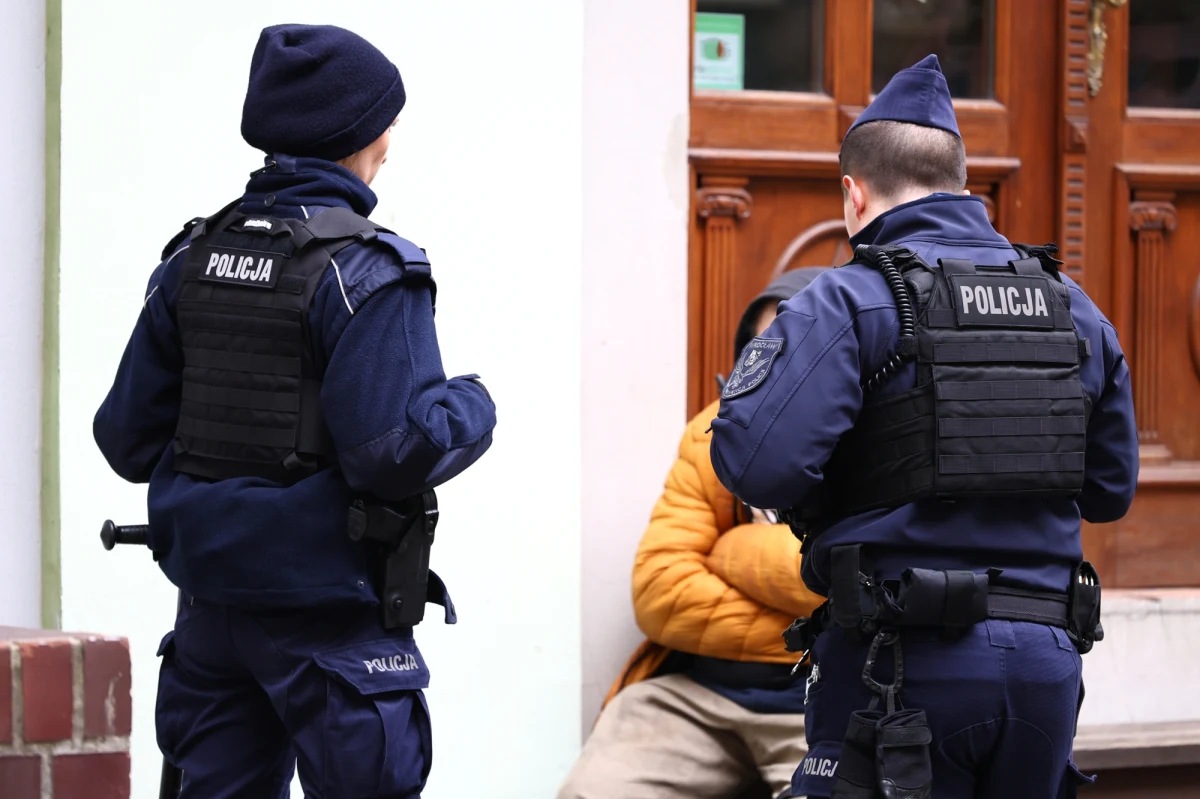 Sad rodzinny w Tarnobrzegu zdecydował, że 14-latek, który przyniósł do szkoły podstawowej maczetę, trafi na trzy miesiące do schroniska dla nieletnich - poinformował we wtorek sędzia Marek Nowak, rzecznik Sądu Okręgowego w Tarnobrzegu. Ośmioklasista uderzył trzonkiem pracownika placówki, po czym uciekł ze szkoły. W jej pobliżu zatrzymali go policjanci.