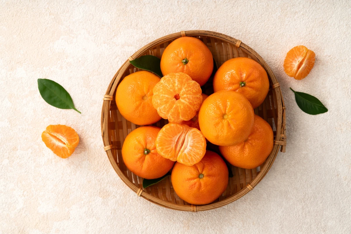 W okresie zimowym wśród owoców na stołach niekwestionowanym numerem jeden są mandarynki. Czy wiesz jednak, jak przechowywać te popularne owoce, by zachowały świeżość i smak przez dłuższy czas? Okazuje się, że odpowiednia temperatura i kilka prostych zasad pozwolą uniknąć wysuszonych lub spleśniałych mandarynek. Poznaj triki, dzięki którym twoje mandarynki nigdy się nie zmarnują!