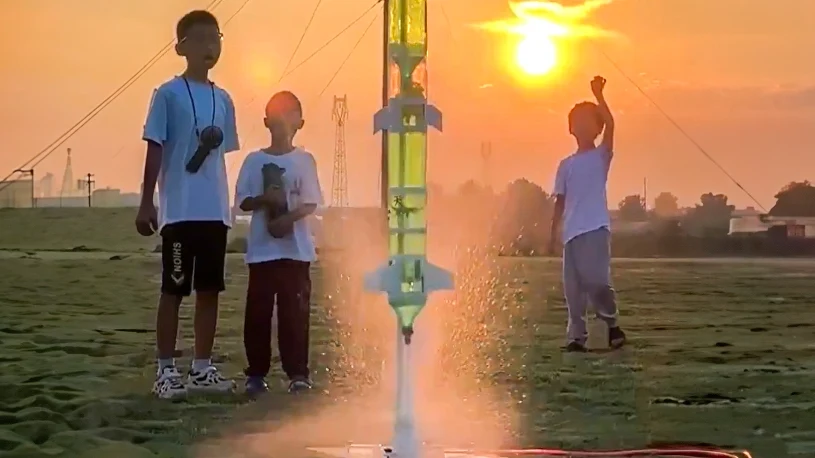 Uczniowie zbudowali dwustopniową rakietę z plastikowych butelek