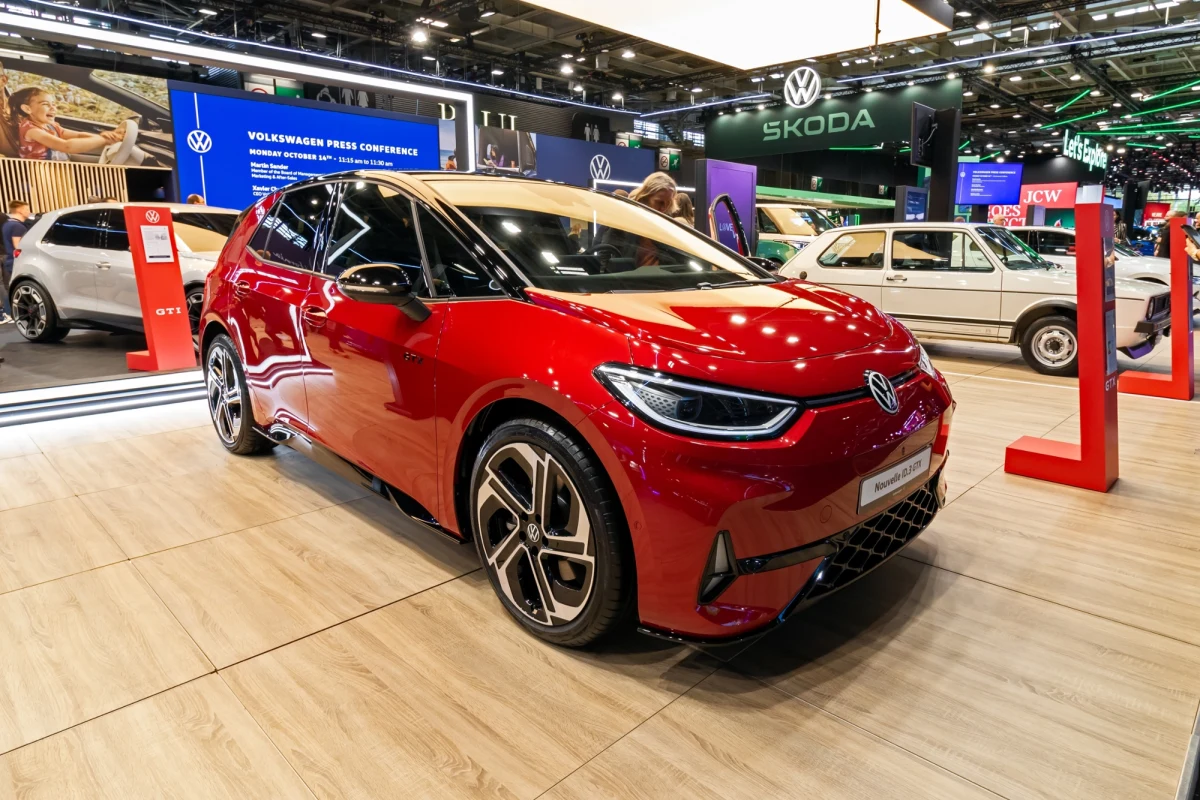 Elektryczny Volkswagen ID.3 GTX to ostatni samochód, który zjechał z taśmy produkcyjnej fabryki tego koncernu w Dreźnie w Niemczech. Tym samym zakład ten zakończył we wtorek swoją działalność, co jest pierwszym takim przypadkiem dla tej firmy w Niemczech w ciągu 88 lat jej działalności.