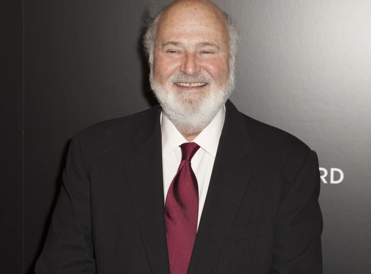 Szokujące wydarzenia w Los Angeles. Nick Reiner, syn słynnego reżysera Roba Reinera i Michele Singer Reiner, został oskarżony o brutalne zabójstwo swoich rodziców. Prokuratura postawiła mu dwa zarzuty morderstwa.