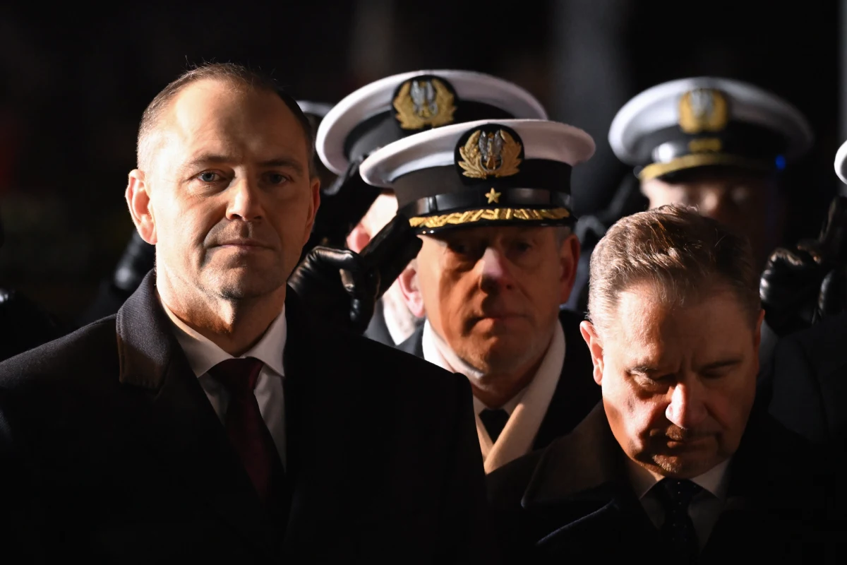 O godz. 6 przed Pomnikiem Grudnia 1970 przy przystanku SKM Gdynia Stocznia rozpoczęły się obchody 55. rocznicy masakry stoczniowców. W czasie tej uroczystości głos zabrał prezydent Karol Nawrocki. "Grudzień w historycznym kalendarzu naszej wspólnoty jest miesiącem głębokiej refleksji, bólu i pytania, jak mogło się stać tak, że Polacy strzelali do Polaków; zdrajcy i komuniści strzelali do ludzi, którzy pragnęli wolności" - mówił. 