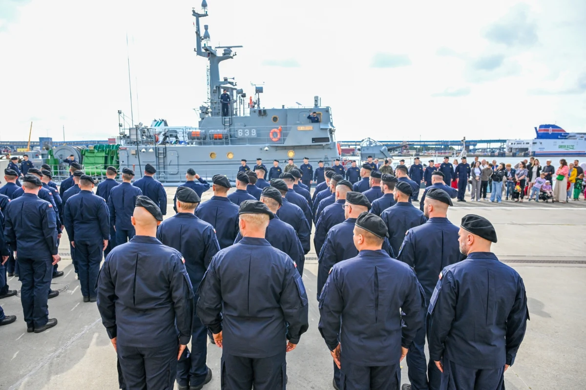 Prezydent Rzeczypospolitej Polskiej, Karol Nawrocki, jako Zwierzchnik Sił Zbrojnych, podjął decyzję o skierowaniu Polskiego Kontyngentu Wojskowego do działań w ramach Grupy Zadaniowej NATO na kluczowych akwenach Europy Północnej i Atlantyku. Postanowienie, podpisane 16 grudnia 2025 roku, obejmuje użycie polskich żołnierzy na Morzu Bałtyckim, Morzu Norweskim, Morzu Północnym oraz na Oceanie Atlantyckim.