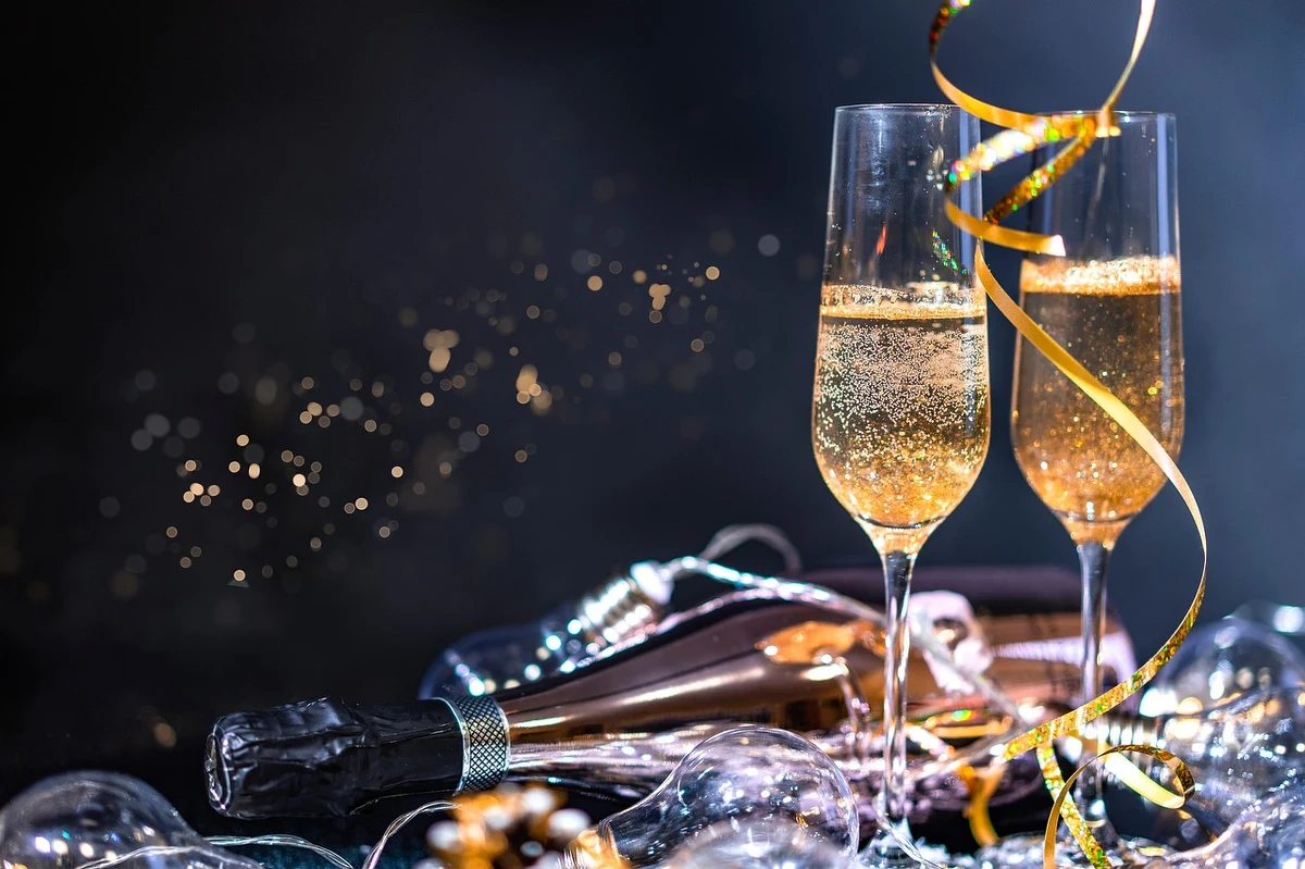 Okres świąteczny to czas intensywnych przygotowań, wyjazdów na ferie zimowe oraz obdarowywania bliskich prezentami, często również obcą walutą — szczególnie euro. Wszystko to sprawia, że w grudniu znacząco wzrasta zainteresowanie kantorami. Dodatkowo kursy walut potrafią wtedy dynamicznie się zmieniać, co skłania wielu mieszkańców Warszawy do poszukiwania najlepszego momentu na wymianę. Wzmożony ruch, ograniczenia handlowe podczas świąt oraz krótsze godziny pracy galerii sprawiają, że planowanie wymiany wcześniej jest kluczowe, jeśli chcemy uniknąć kolejek lub niekorzystnych kursów.