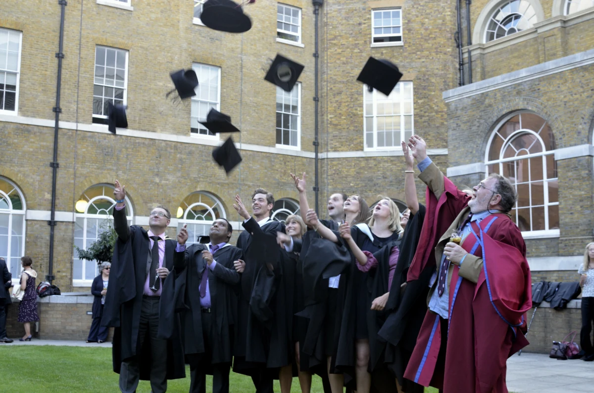 Wielka Brytania wraca do programu Erasmus – wynika z ustaleń dziennika "The Guardian". Brytyjscy studenci znów pojadą na wymianę do krajów Unii Europejskiej, a żacy ze Wspólnoty będą mogli studiować w Zjednoczonym Królestwie. Oficjalne ogłoszenie porozumienia ma nastąpić w środę i będzie elementem zacieśniania relacji Londynu z Brukselą. Uczestnictwo w programie ma ruszyć od stycznia 2027 roku.