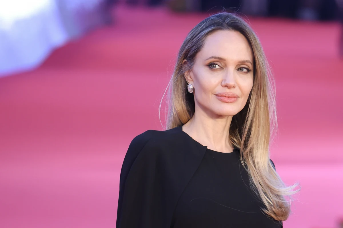 Angelina Jolie, jedna z najbardziej rozpoznawalnych aktorek Hollywood, po raz pierwszy publicznie pokazała blizny po podwójnej mastektomii. Na okładce najnowszego wydania Time France, 12 lat po operacji, gwiazda zdecydowała się odsłonić ślady po zabiegu, który miał kluczowe znaczenie dla jej zdrowia.