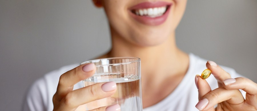 Witamina D3 od kilku lat znajduje się w centrum zainteresowania specjalistów zajmujących się zdrowiem publicznym, dietetyką oraz farmakologią. Wynika to zarówno z rosnącej świadomości wśród pacjentów, jak i z licznych analiz wskazujących, że w naszej szerokości geograficznej niedobory tej witaminy pojawiają się bardzo często, zwłaszcza w okresie jesienno-zimowym. Choć powszechnie mówi się o suplementach, to w praktyce wielu czytelników poszukuje przede wszystkim informacji o naturalnych źródłach, codziennych nawykach oraz sposobach wspierania prawidłowego stężenia witaminy D3 poprzez dietę i ekspozycję na słońce.