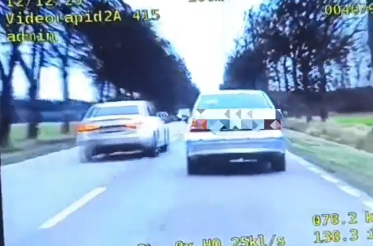 Na trasie K-60 w powiecie ostrołęckim (woj. mazowieckie) doszło do niebezpiecznej sytuacji, która mogła zakończyć się tragicznie. Patrol ruchu drogowego zwrócił uwagę na kierowcę mercedesa, który podczas wyprzedzania kolumny pojazdów wykonał wyjątkowo ryzykowny manewr. W wyniku jego zachowania kierowca jadący z naprzeciwka musiał gwałtownie hamować, by uniknąć czołowego zderzenia.