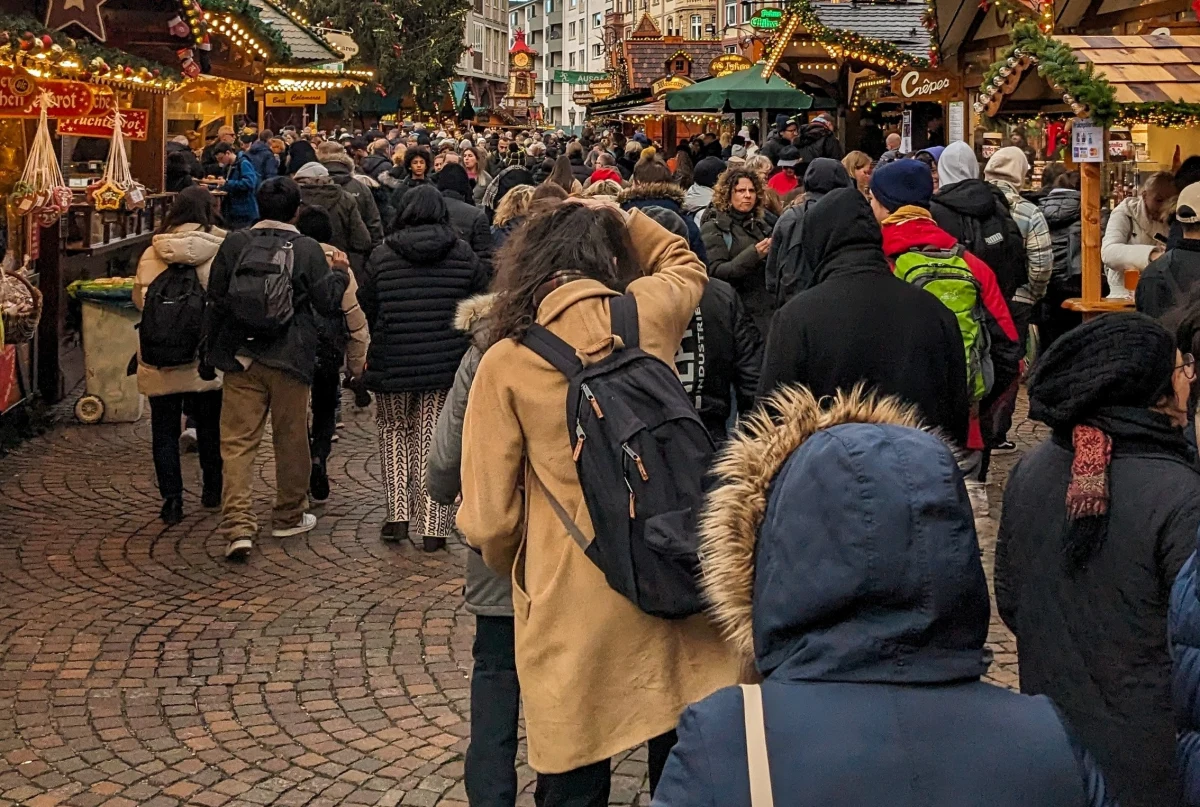 Na spokojnym jarmarku świątecznym w Otterndorfie w Niemczech (Dolna Saksonia) rozbrzmiała neonazistowska muzyka. Policja wszczęła dochodzenie, a przedstawiciele miasta w oświadczeniu podkreślili, że "dystansują się od wszelkich form ekstremizmu". Kto stoi za antysemickim incydentem?