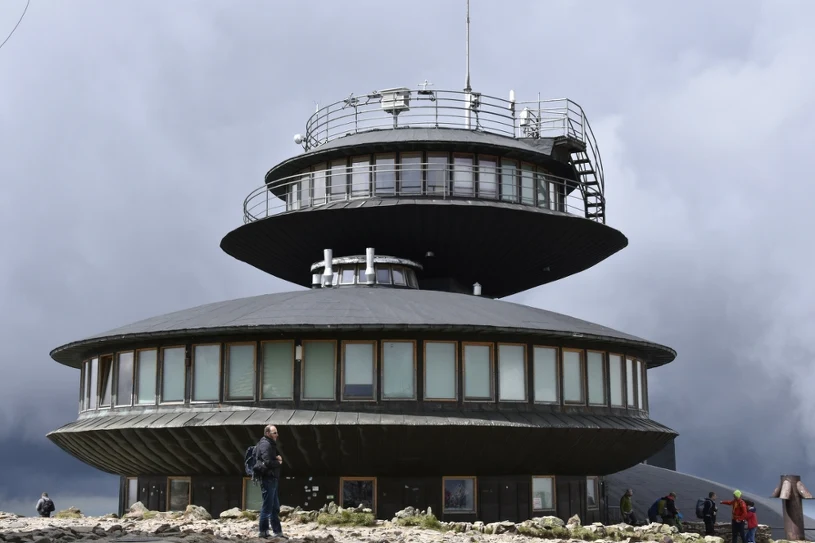 Kultowe talerze na Śnieżce w ruinie. Ma być wielki remont