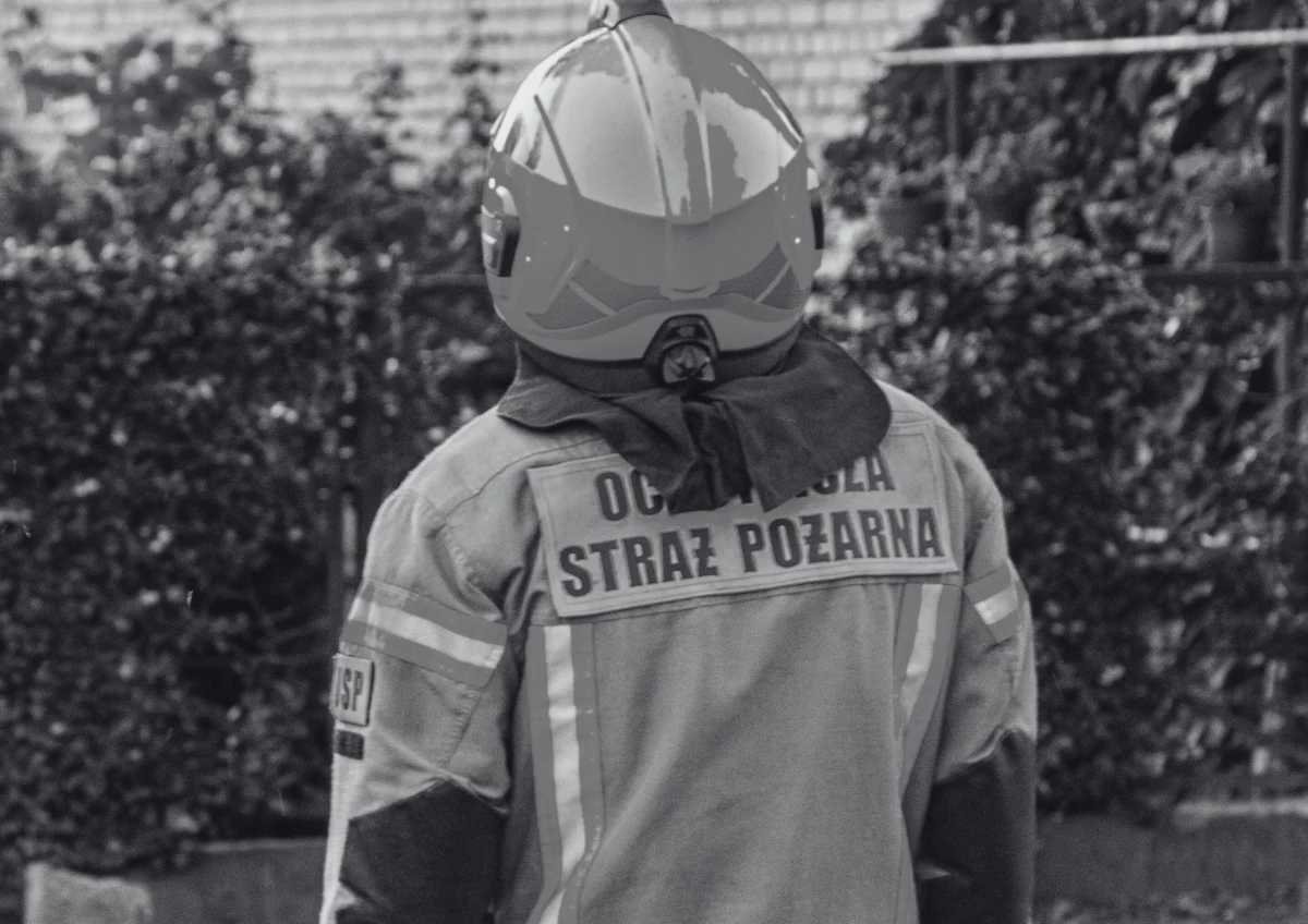 Nie żyje Mikołaj Boruć, 19-letnik strażak z OSP Ostrowice. Zginął w wypadku samochodowym w miejscowości Dołgie (woj. zachodniopomorskie). "Odszedł od nas druh, na którego zawsze mogliśmy liczyć. Jego śmierć jest ogromną stratą dla naszej jednostki i całej społeczności" - piszą w pożegnalnym poście koledzy z jednostki.