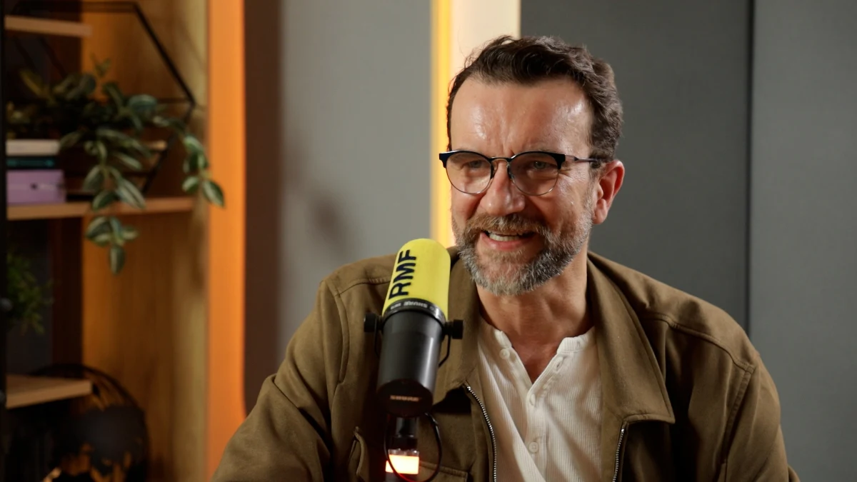 "Bardzo czekałem na taką pełnokrwistą przygodę" - podkreśla w rozmowie w RMF FM Tomasz Kot. Zagrał on Piotra, guru sekty, w opartym na faktach oczekiwanym serialu "Niebo. Rok w piekle", który będzie miał premierę 26 grudnia na HBO Max. Znany i lubiany aktor opowiedział też o energii, którą daje mu praca z młodymi ludźmi, o tym skąd wzięło się przezwisko "PanaKota", o dzieciach, które idą w jego ślady i o tym, po co mu Instagram. 