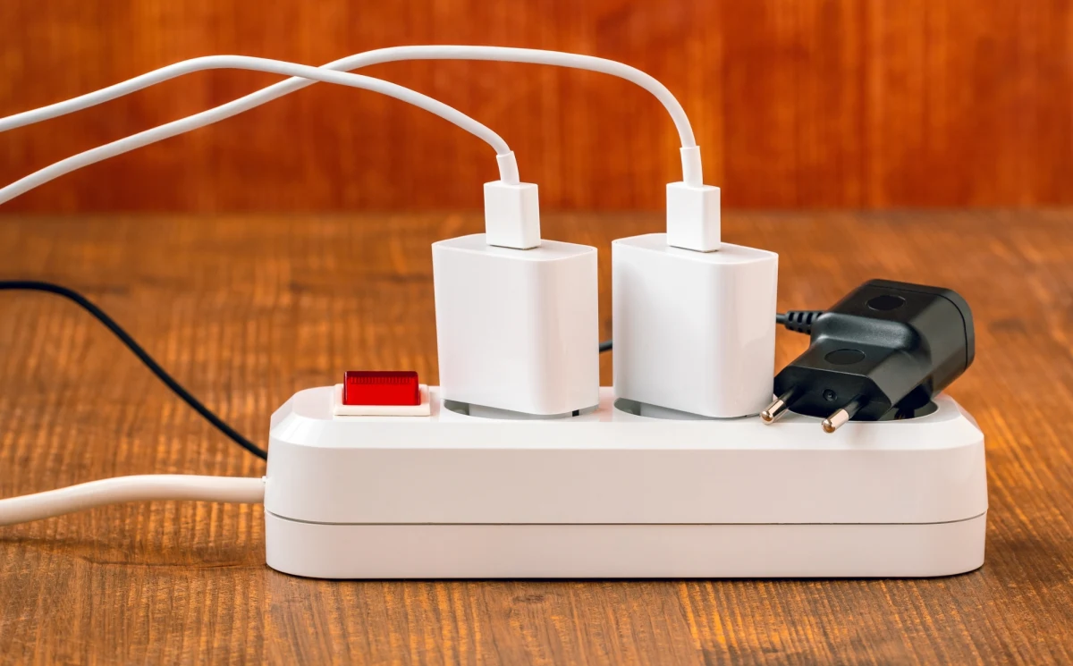 ​Urząd Regulacji Energetyki zatwierdził przyszłoroczne taryfy na energię. Jeśli chodzi o prąd, to od 1 stycznia będziemy płacić średnio 495,16 zł netto za megawatogodzinę, ale biorąc pod uwagę wzrost opłat stałych, rachunki mogą być ciut droższe. Nieznacznie spadną natomiast ceny gazu.