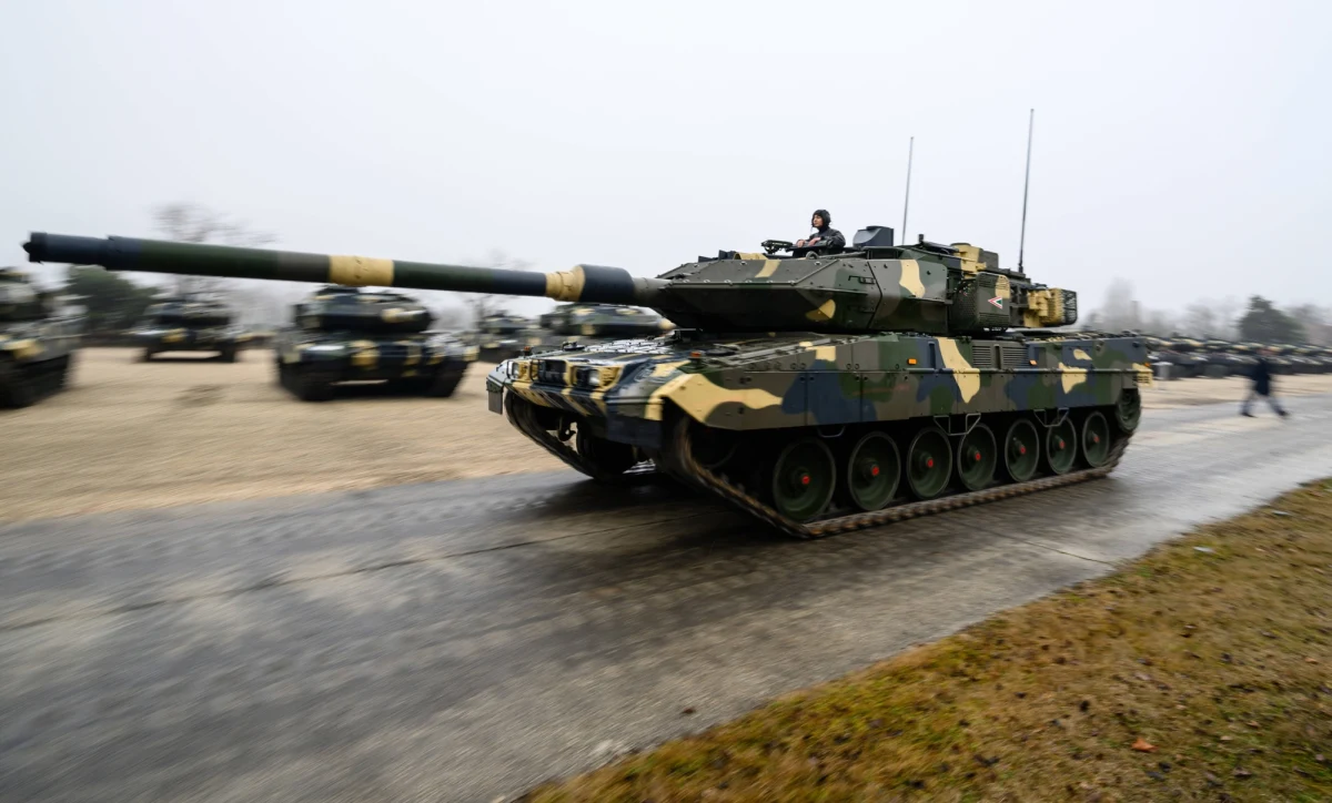 Parlament Europejski w przyjętej w środę rezolucji wzywa do pilnych inwestycji w infrastrukturę transportową i uproszczenia procedur, by umożliwić sprawne przemieszczanie wojsk i sprzętu na terenie Unii Europejskiej. Europosłowie podkreślają, że obecne ograniczenia mogą utrudnić skuteczną obronę w razie zagrożenia ze strony Rosji.