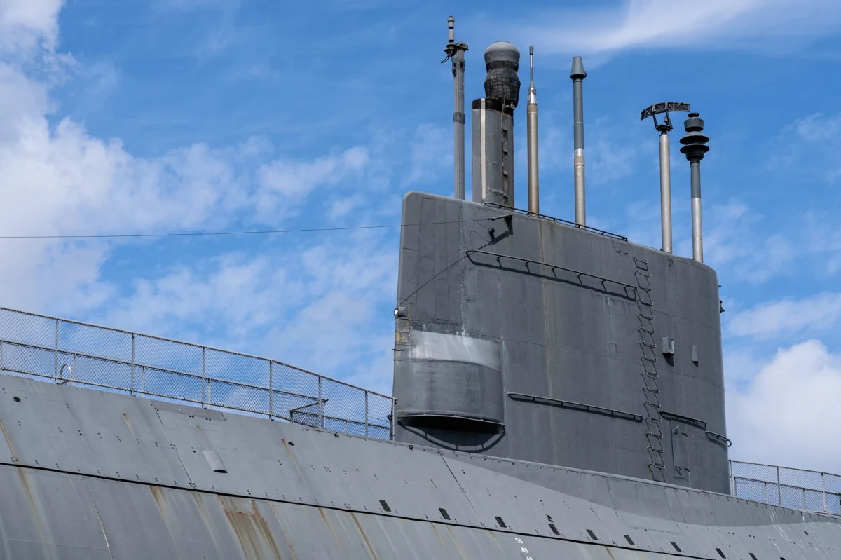 W środę ministrowie obrony Polski i Szwecji podpisali kluczowe porozumienie, które wyznacza strategiczne kierunki współpracy w ramach programu pozyskania nowoczesnych okrętów podwodnych dla Marynarki Wojennej RP. Memorandum obejmuje szczegóły dotyczące liczby jednostek, terminów dostaw oraz transferu technologii, który ma wzmocnić potencjał polskiego przemysłu obronnego.