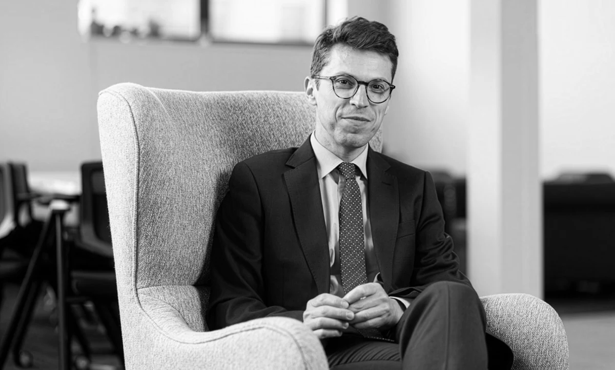 Nuno Loureiro, wybitny naukowiec zajmujący się syntezą jądrową, został znaleziony martwy w swoim domu pod Bostonem. Policja prowadzi śledztwo pod kątem zabójstwa.