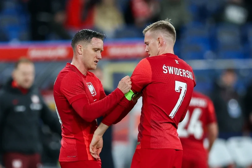 Osiem minut i dramat polskiego piłkarza. Zniesiony na noszach. "Zawroty głowy"