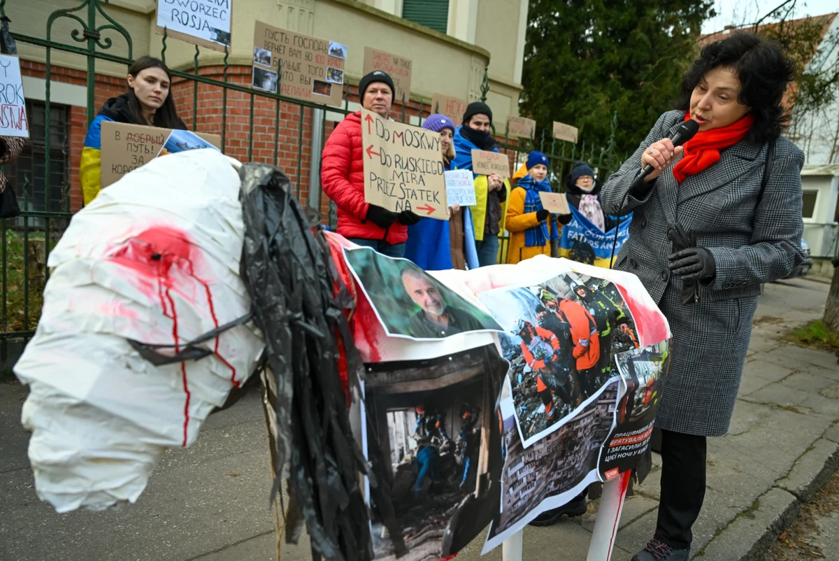 Kilkanaście osób, w tym obywatele Ukrainy, protestowało w środę przed konsulatem Federacji Rosyjskiej w Gdańsku, w ramach akcji "Pożegnanie imperium". Protestujący ustawili przed budynkiem plastikowego białego konia z czerwonymi plamami, które miały symbolizować krew. Placówka zgodnie z decyzją polskiego MSZ do 23 grudnia musi zostać zamknięta, a jej pracownicy opuścić terytorium Polski.