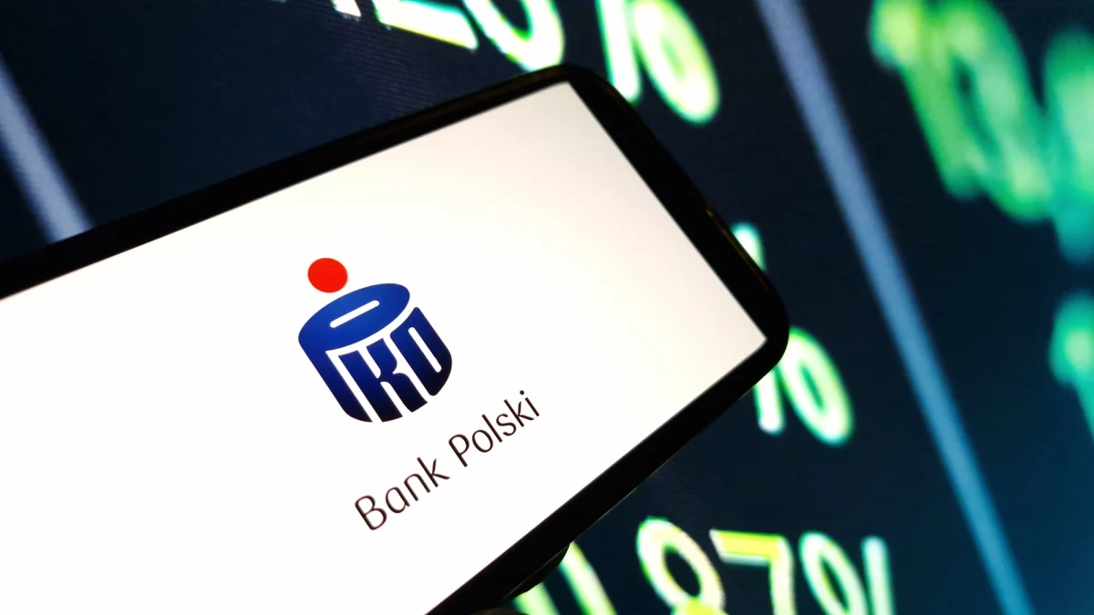 PKO Bank Polski ostrzega przed kolejną falą oszustw wymierzonych w klientów. Przestępcy podszywają się pod pracowników banku, wysyłają fałszywe e-maile i próbują wyłudzić pieniądze oraz dane osobowe. Eksperci apelują o zachowanie szczególnej ostrożności i przypominają, jak rozpoznać próbę oszustwa.