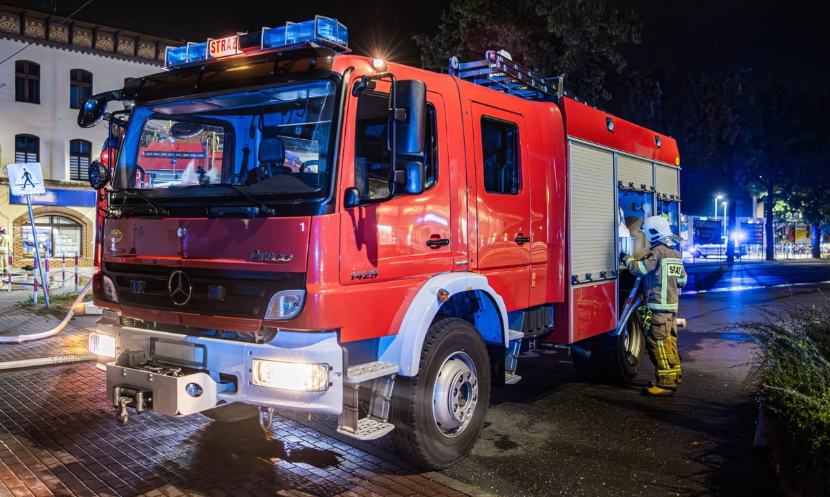 Tarnów: Pożar hali wypełnionej artykułami spożywczymi i napojami