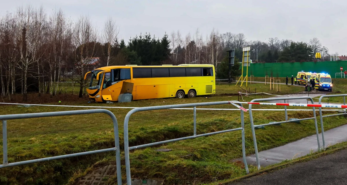 ​Na trzy miesiące do aresztu trafił Roman S., kierowca białoruskiego autokaru, który spowodował wypadek w Rzeszowie. Prowadzony przez niego pojazd wypadł z ronda i zatrzymał się na pasie zieleni, w wyniku czego poszkodowanych zostało 14 osób. 34-latek usłyszał zarzut nieumyślnego sprowadzenia katastrofy w ruchu lądowym.