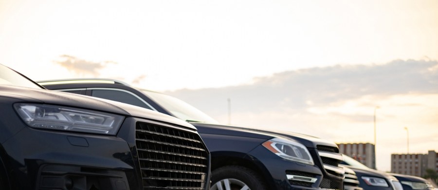 "W 2035 roku będzie nam brakowało w Europie ok. 700, może 800 tysięcy samochodów elektrycznych do wypełnienia celu emisyjnego, a więc będziemy płacili kary" - tak w rozmowie z Tomaszem Terlikowskim powiedział gość Radia RMF24, Jakub Faryś, prezes Polskiego Związku Przemysłu Motoryzacyjnego. Ekspert wyraził swoje obawy dotyczące przyszłości branży. "Będziemy dłużej jeździli starymi samochodami i będziemy przesiadać się na komunikację publiczną" - powiedział gość programu.