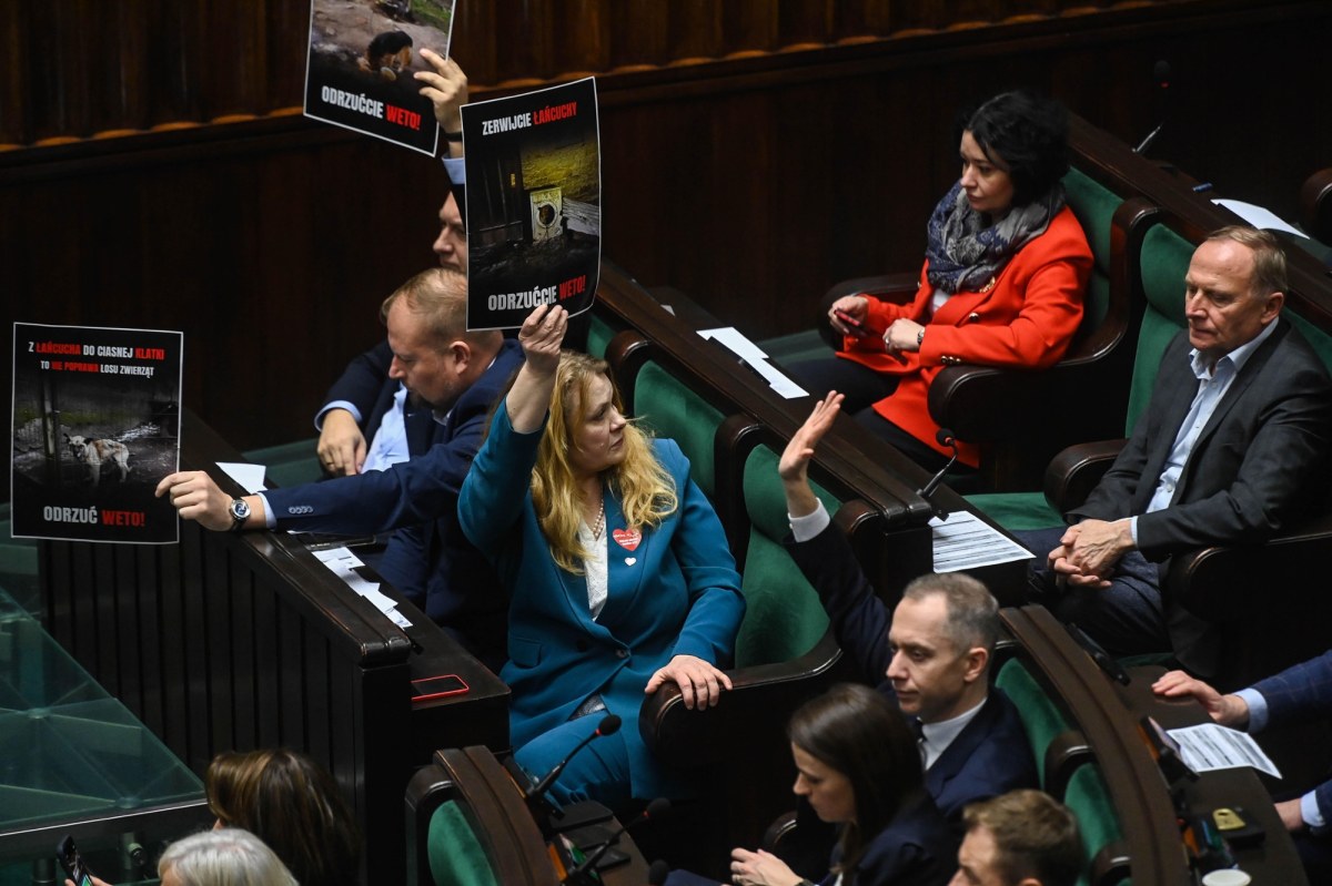 Kto zmienił zdanie ws. ustawy łańcuchowej? Wyniki głosowania