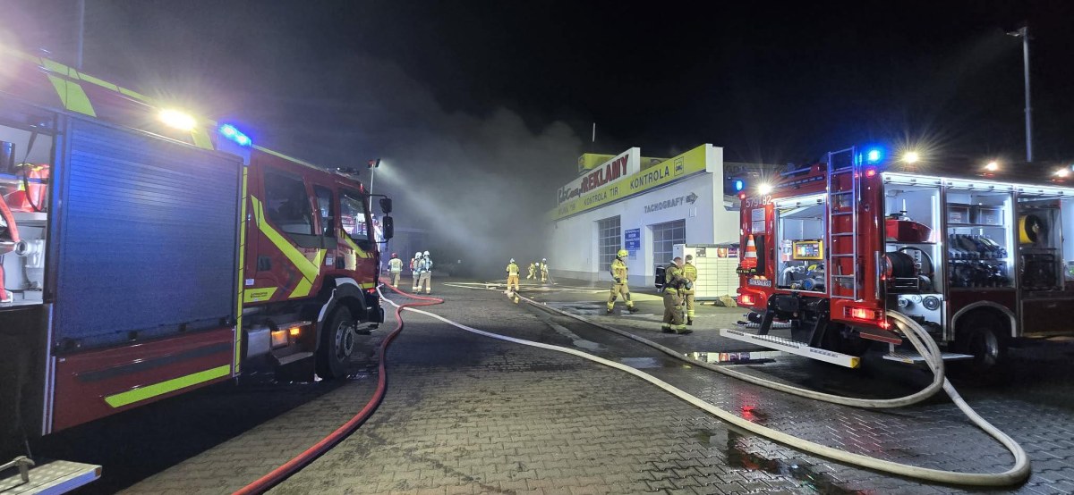 Pożar zakładu poligraficznego w Rawiczu. Pilny apel do mieszkańców